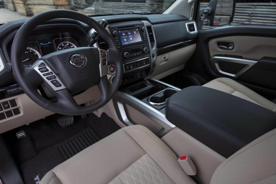 Интерьер Nissan Titan SV King Cab 2017 года  (фото 5 из 18)